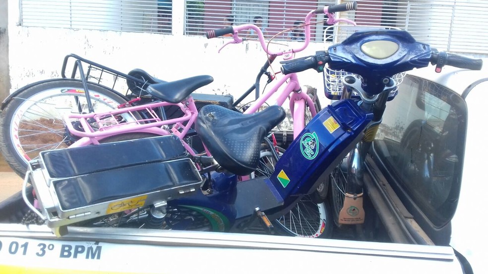 Suspeitos levavam televisão, supostamente roubada, em bicicletas (Foto: Arquivo pessoal)