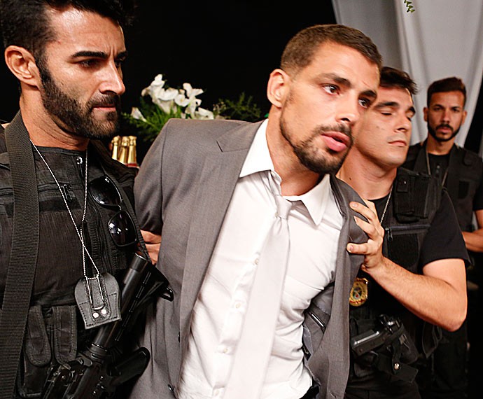A mando de Dante, policiais levam Juliano preso (Foto: Ellen Soares / Gshow)