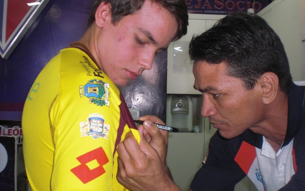 Ronaldo Angelim em tarde de autógrafos antes de estreia no futebol amador  (Foto: Thaís Jorge)