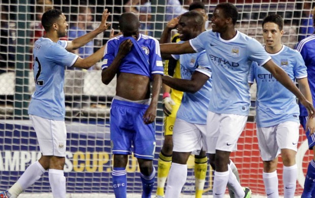 Cmemoração do Manchester City no amistoso contra o Chelsea (Foto: Reuters)