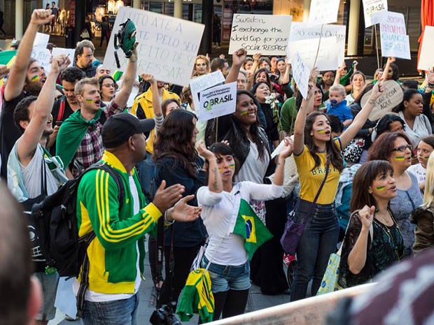 G Brasileiros Na Su Cia Fazem Protesto Em Apoio A Manifesta Es