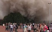 Multidão corre de 'tsunami' de poeira (BBC)