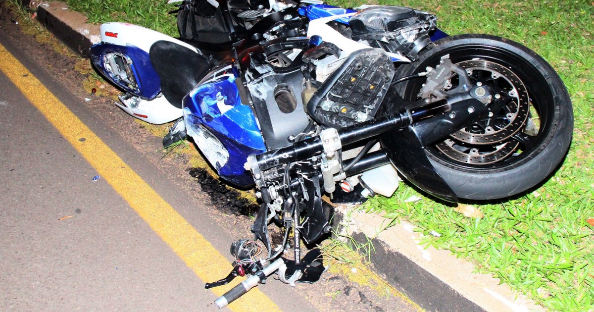 Homem morre em acidente entre carro e moto em Umuarama, no PR - Globo.com