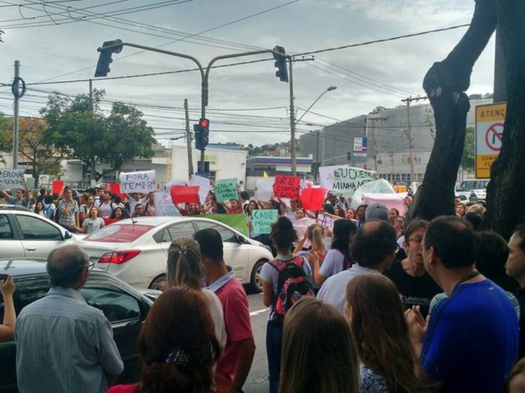 Alunos do Instituto Federal do Espírito Santo se manifestaram em frente ao campus de Vitória contra a exclusão do instituto da divulgação do Enem por escola (Foto: André Araújo/ Arquivo pessoal)