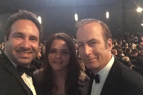 Beto Ribeiro e Carla Albuquerque, da produtora paulista Medialand, com Bob Odenkirk no Emmy (Foto: Arquivo pessoal)