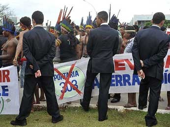Seguranças acompanham manifestação de índios de nove etnias em frente ao Palácio do Planalto nesta terça (6) (Foto: Antonio Cruz/ABr)