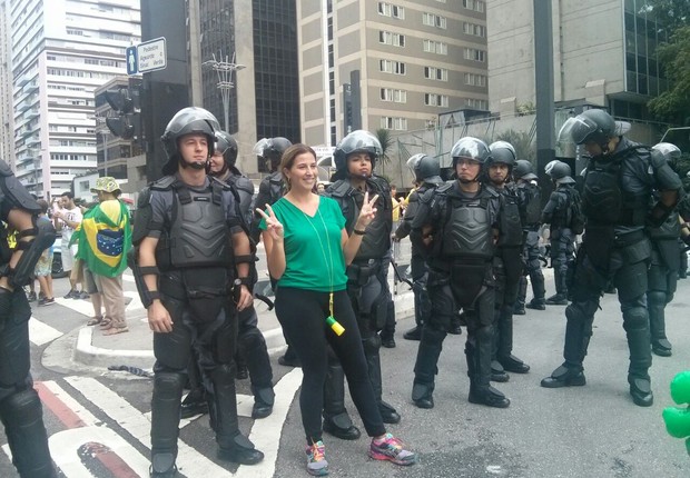 Manifestante tira foto com polícia na Paulista (Foto: Ariane Freitas)