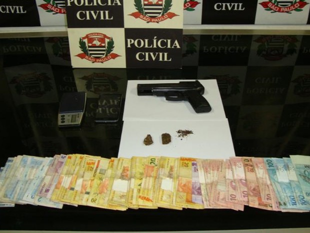 Polícia apreendeu cerca de R$ 18 mil com o suspeito  (Foto: Divulgação/Polícia Civil)