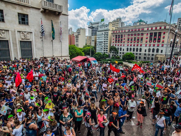 Cris Faga/Fox Press Photo/Estadão Conteúdo (Foto: Funcionários da rede municipal de ensino e do Conselho Tutelar fazem manifestação em frente à Prefeitura, no Centro de São Paulo)