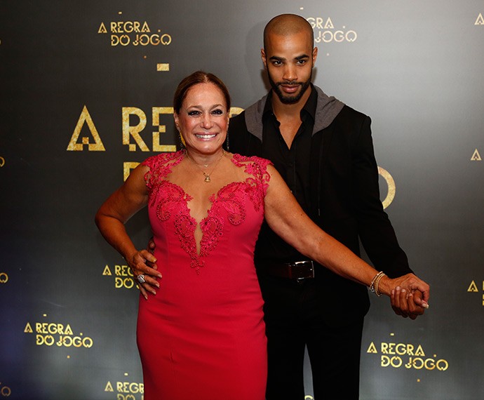 Suzana Vieira posa ao lado de Douglas Tavares, seu par na trama  (Foto: Raphael Dias/Gshow)