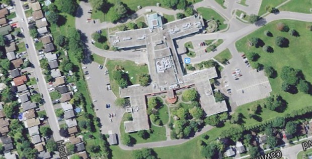 Imagem de satélite revela prédio que parece homem nu de braços abertos (Foto: Reprodução/Google Earth)