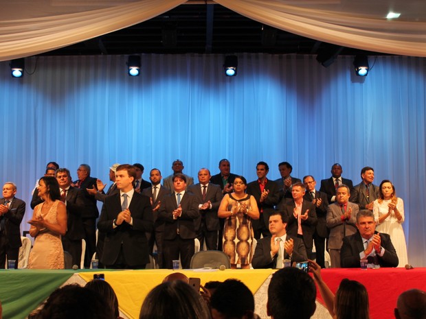 Além do prefeito e vice, os 23 vereadores tomaram posse em Petrolina (Foto: Juliane Peixinho/ G1)