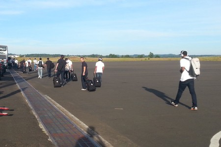 De longe, torcedores recebem Corinthians na chegada a Chapecó