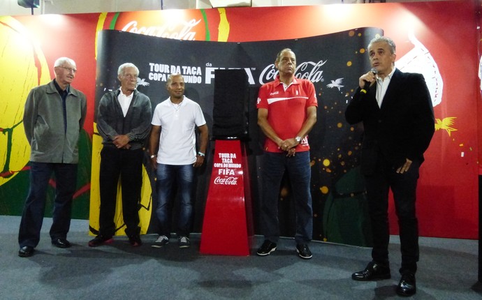 Dirceu Krüger e Nilson Borges prestigiam apresentação da Taça da Copa em Curitiba ao lado de Carlos Alberto Torres (Foto: Monique Silva)