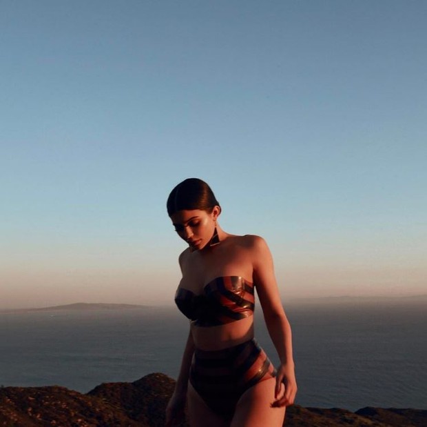 Ego Kylie Jenner Posa De Biquíni E Mostra Suas Curvas Em Ensaio Sensual Notícias De Famosos 