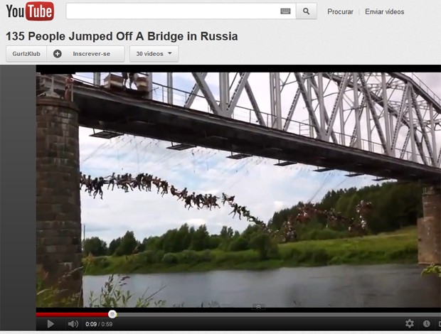 Pessoas "balançam" na ponte após salto (Foto: Reprodução)