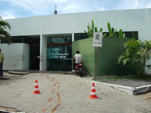 Entrada do setor de hemodiálise no Hospital Santa Rita (Foto: Waldson Costa/ G1)