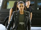 Kim Kardashian usa camisa da turnê do marido, Kanye West
