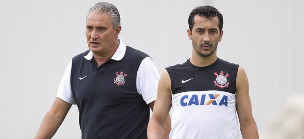 Douglas é orientado pelo técnico Tite em treino do Corinthians (Foto: Agência Corinthians)