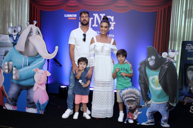 Juliana Paes com o marido e filhos em pré-estreia no Rio (Foto: Fabio Moreno/Agnews)