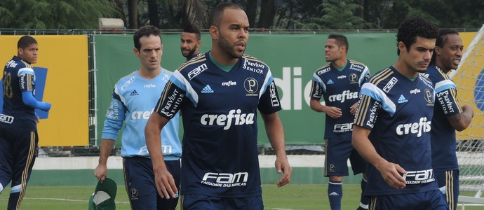 Após dois dias de treinos, Palmeiras oficializa contratação de Alecsandro
