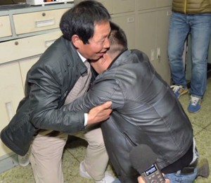 Pai e filho: 24 anos depois, o reencontro de Sun Bin com o pai Sun Youhong, na China (Foto: Reprodução)
