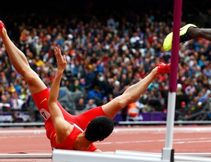 Liu Xiang cai na prova dos 110m com barreiras  (Foto: Reuters)