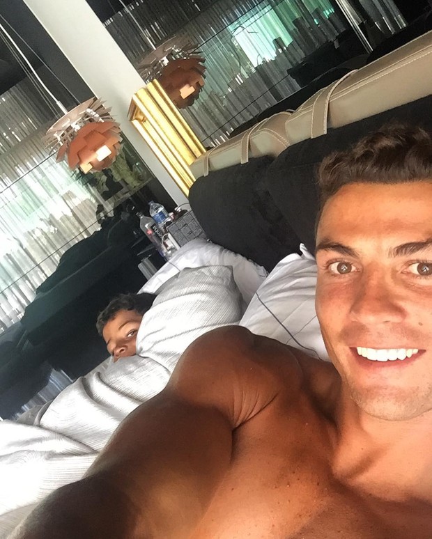 Cristiano Ronaldo com o filho (Foto: Reprodução / Instagram)