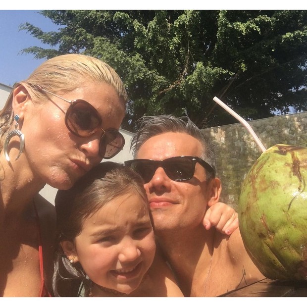 Flavia Alessandra e Otaviano Costa com a filha (Foto: Instagram / Reprodução)