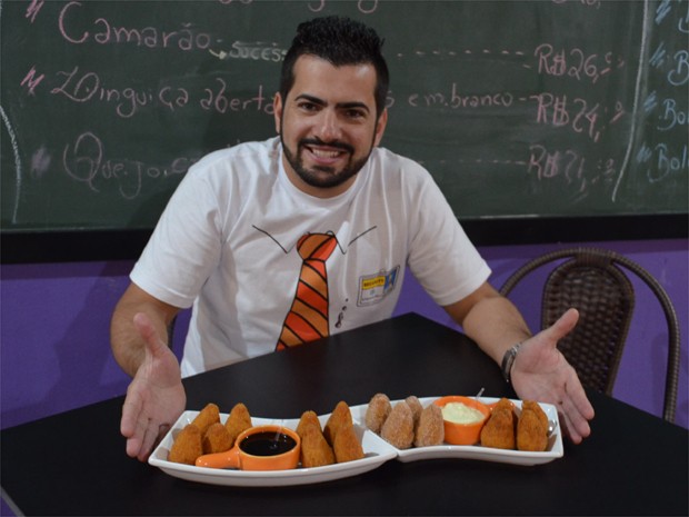 Raphael Souza Filho cria todos os recheios das coxinhas que serve em seu bar em Ribeirão Preto (Foto: Fernanda Testa/G1)