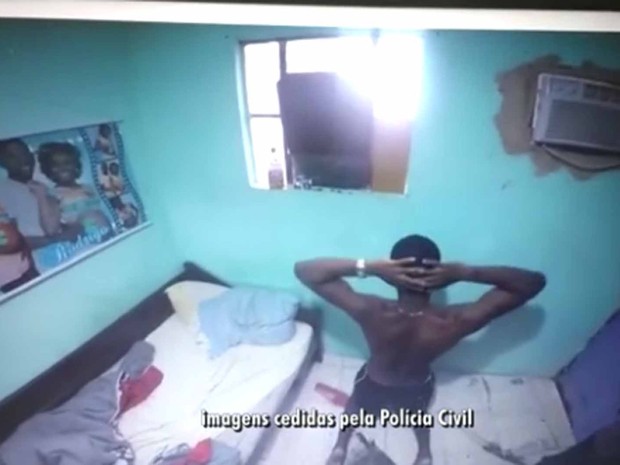 Suspeito de integrar quadrilha que matou adolescente foi preso em casa (Foto: Reprodução/TV Globo)