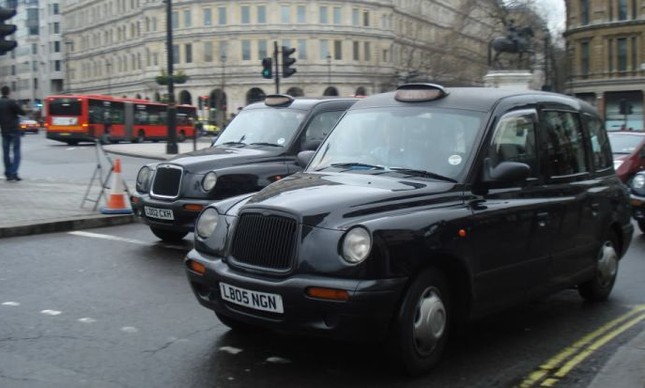  Táxis tipicamente ingleses na Trafalgar Square (Foto: Site Flash it)