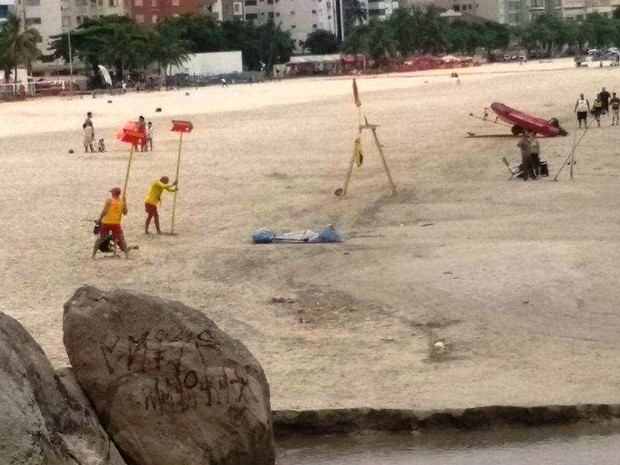 Bombeiros localizaram corpo de rapaz em praia de São Vicente, SP (Foto: G1)