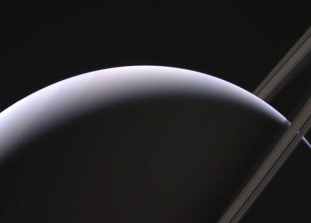 É a primera vez que um veículo humano visita o espaço entre Saturno e seu anel mais próximo  (Foto: NASA/JPL-CALTECH/SSI)