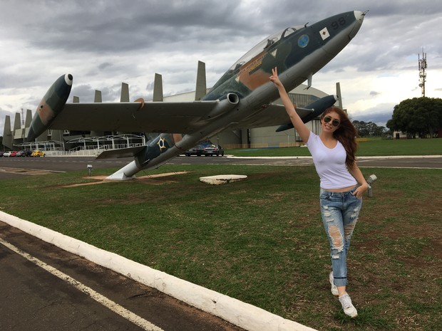 Amanda Gontijo é a nova madrinha da Esquadrilha de vôo da Força Aérea Brasileira (Foto: Divulgação)