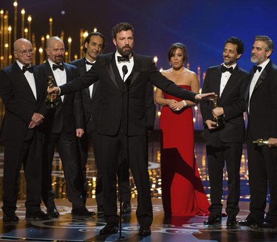 Ben Affleck recebe o Oscar de melhor filme por Argo (Foto: EFE)