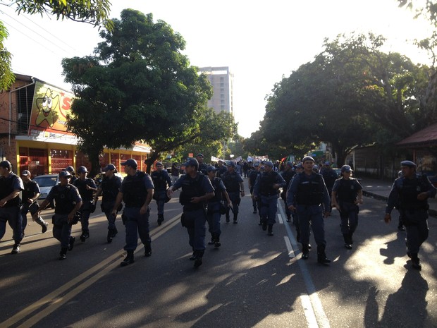 Policiais controlaram manifestação (Foto: Thaís Pucci/G1)