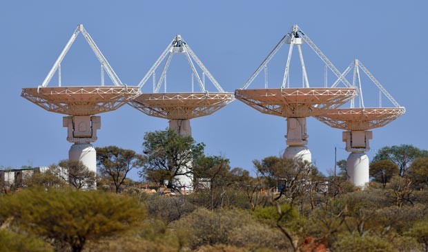 Antenas do radiotelescópio implantado na Austrália (Foto: Dragonfly Media/Csiro/AFP)