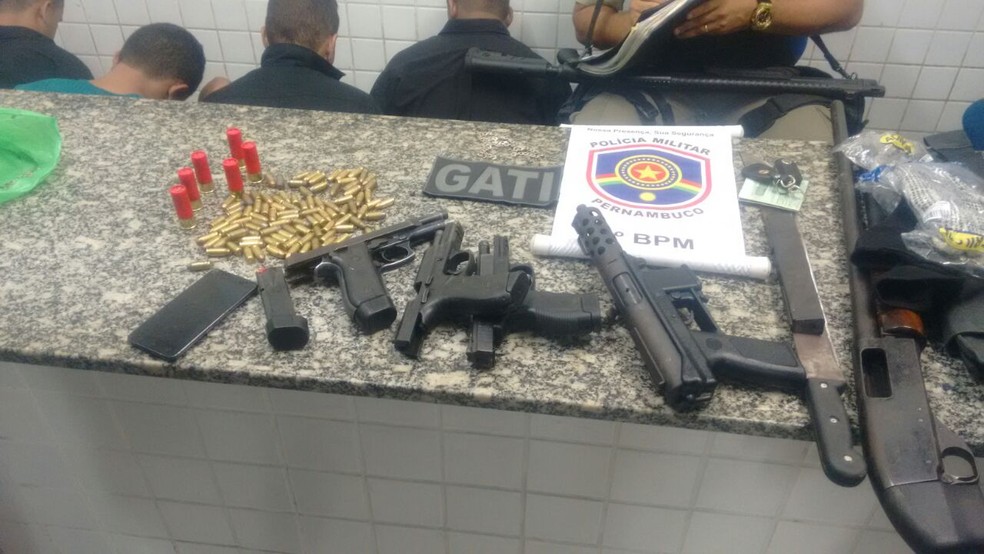 PM apreendeu armas, munições e coletes à prova de bala durante a ação em Olinda (Foto: Polícia Militar/Divulgação)