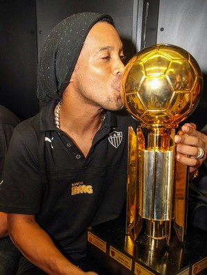 Ronaldinho Gaúcho beija a taça da Recopa, sua terceira conquistada pelo Galo (Foto: Bruno Cantini / Atlético-MG)