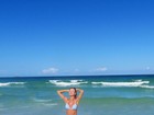 Ana Paula Siebert exibe corpo escultural ao sair do mar em Miami