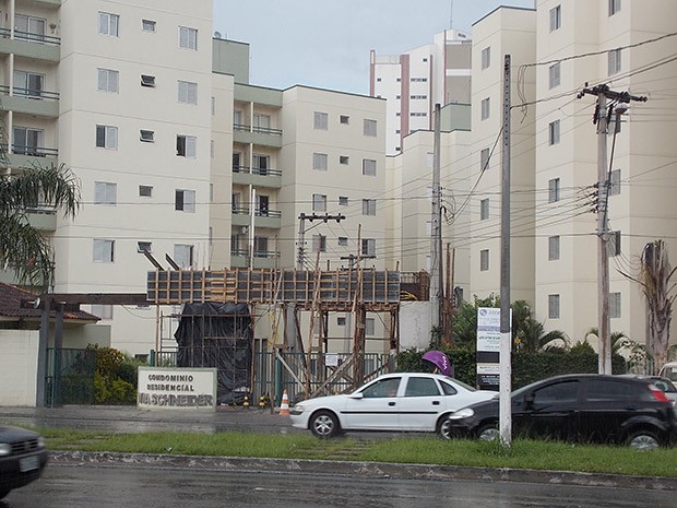 Condomínio onde fica localizada a república na Vila Edmundo,  em Taubaté. (Foto: Reprodução/TV Vanguarda)