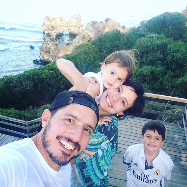 Juliana Knust com o marido e os filhos (Foto: Reprodução/Instagram)