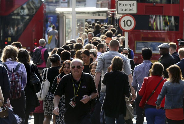 Uma greve de 24 horas de funcionários e condutores do metrô travou a capital britânica nesta quinta-feira (9) e fez milhões de londrinos passarem apuros para chegar ao trabalho (Foto: Paul Hackett/Reuters)
