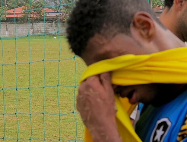 lennon botafogo treino contusão (Foto: Thales Soares / Globoesporte.com)