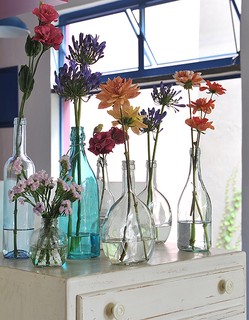 Garrafas foram usadas como vaso na casa-ateliê da arquiteta Adriana Yazbek, especialista em reciclagem e reaproveitamento