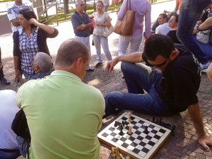 Guardas e agentes de saúde protestam em frente à Prefeitura de Campinas (Foto: Lana Torres / G1)