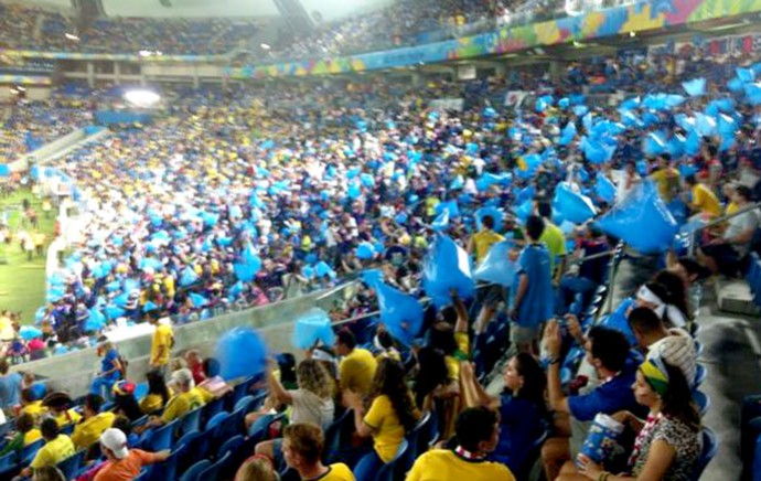 torcida japoneses recolhendo lixo após jogo (Foto: Chandy Teixeira)