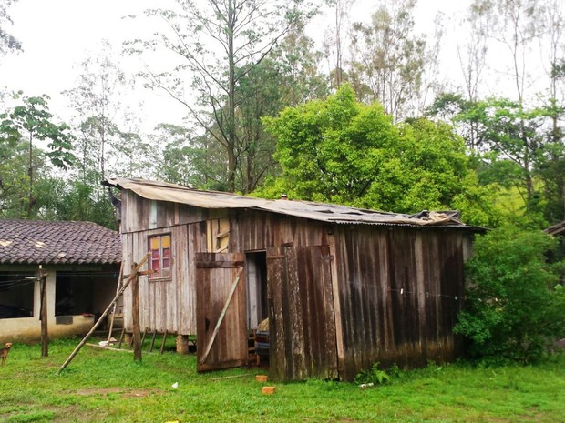 Granizo destelhou casas e aviários em Siderópolis (Foto: Rosinei da Silveira/Divulgação)