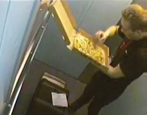 Entregador foi flagrado 'beliscando' o recheio da pizza no elevador do cliente (Foto: Reprodução/YouTube/YTRamas)
